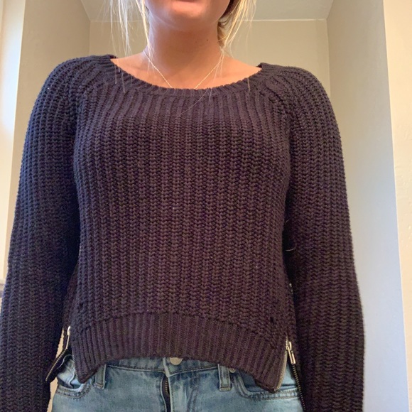 3 sweaters - Picture 4 of 4